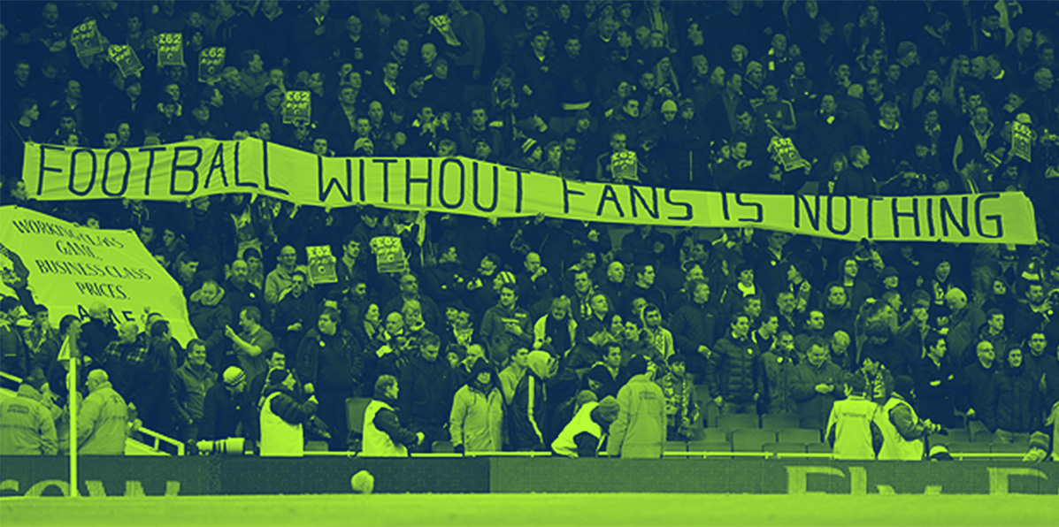 Fußball Fans, die einen Banner hochhalten: Football without Fans is nothing