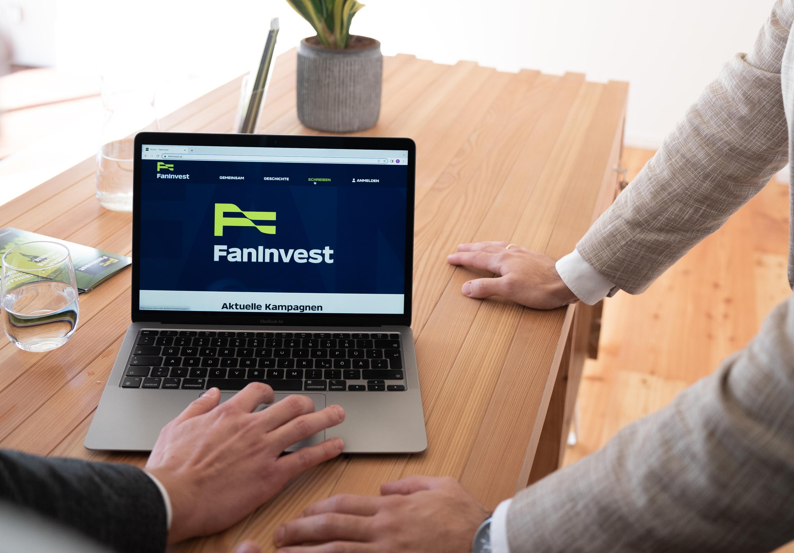 Die Online.PLattform FanInvest auf einem Laptop